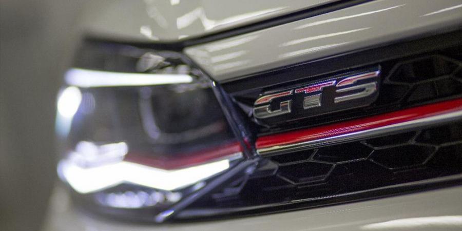 Логотип Volkswagen Virtus GTS 2019 года  (фото 3 из 5)